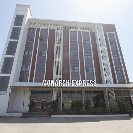 Monarch Express Chakan 호텔 외부 사진